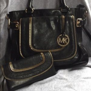 Michael Kors Naomi black/gold bag